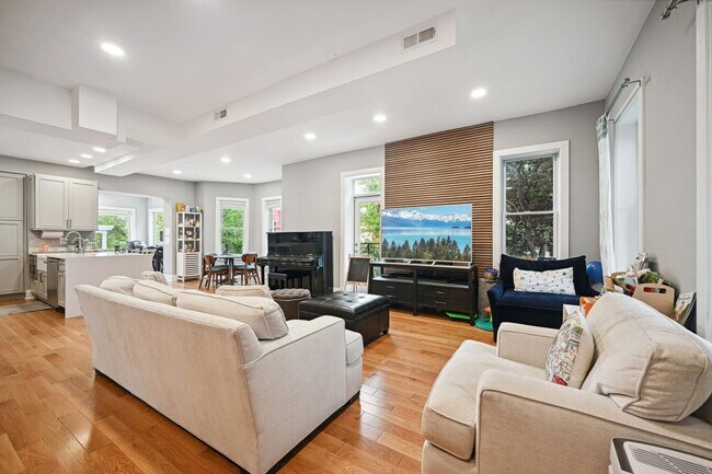 Building Photo - Fully renovated End of Row Rowhome w/ Parking