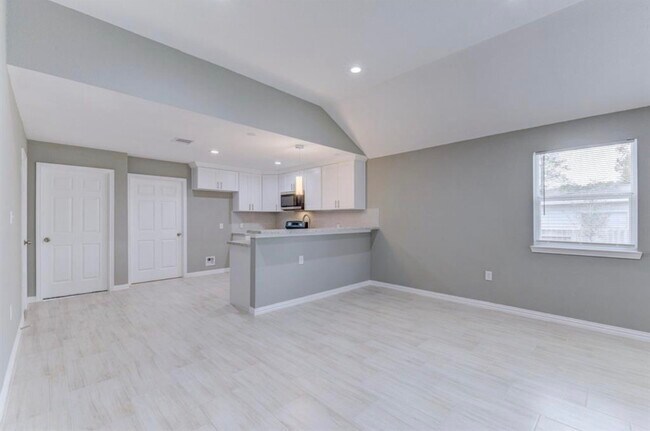 Foto del edificio - 5824 Glen Lee Dr