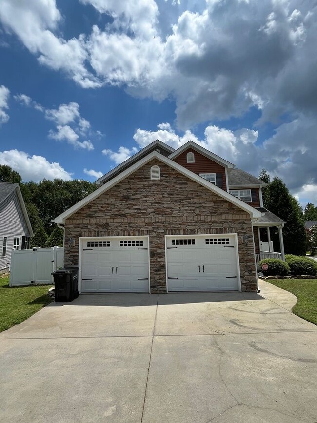 Building Photo - Stunning 3 Bed 3 Bath Home