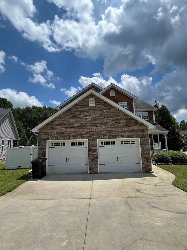 Foto del edificio - Stunning 3 Bed 3 Bath Home
