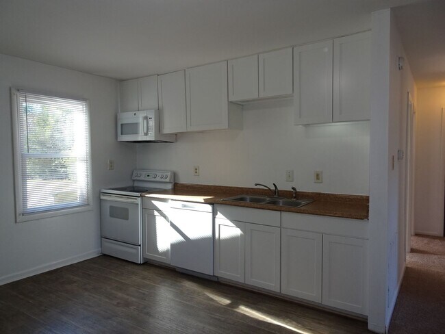 Building Photo - 2 Bedroom 1 Bath Duplex for Rent in James ...