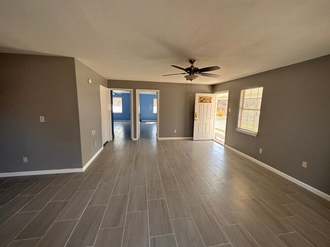 Building Photo - 343 Village Dr