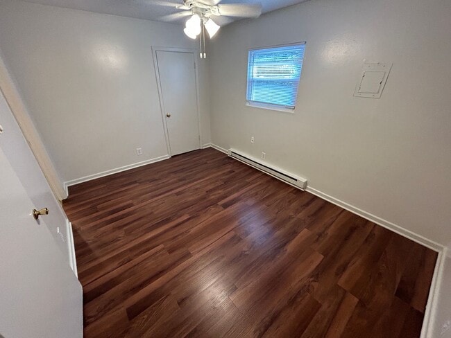 Interior Photo - 1216 W Chapel Hill Rd