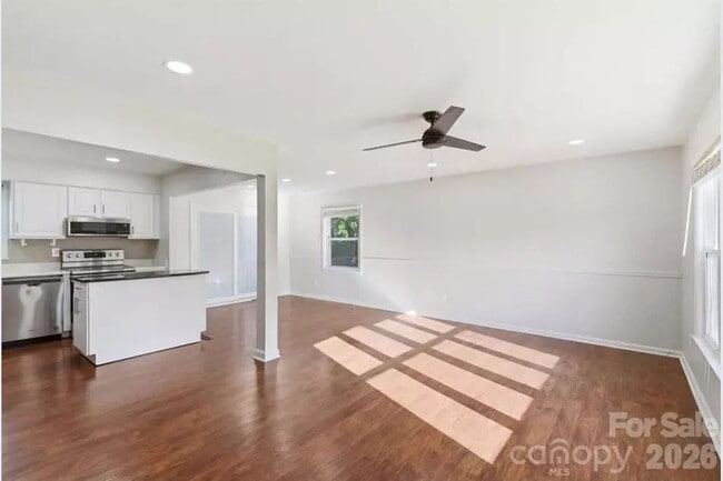 Building Photo - "Discover Comfort and Space in Charlotte: 4-Bed, 3-Bath Gem on Red Carriage Lane!"