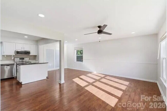 Foto del edificio - "Discover Comfort and Space in Charlotte: 4-Bed, 3-Bath Gem on Red Carriage Lane!"