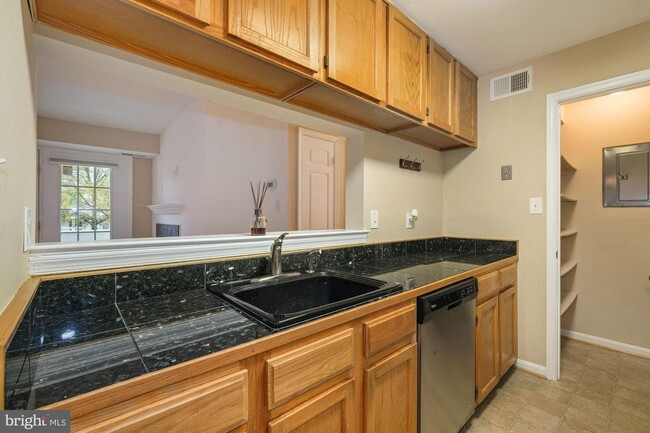 Foto del edificio - 8608 Shadwell Dr