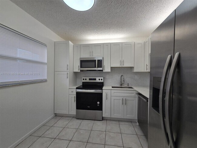 Foto del edificio - 3900 NW 76th Ave