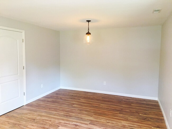 Building Photo - Beautifully Remodeled and Rent Ready.