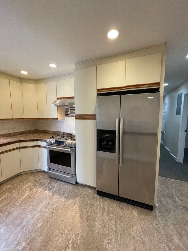 Kitchen - 24303 72nd Ave