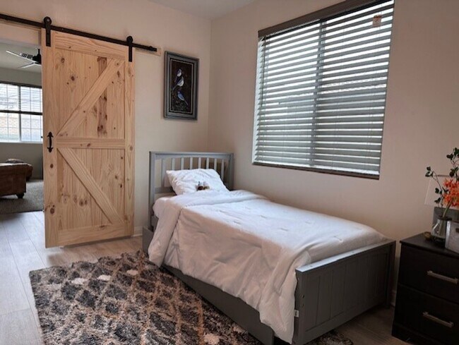 Foto del edificio - Room for Rent in Tehachapi..
