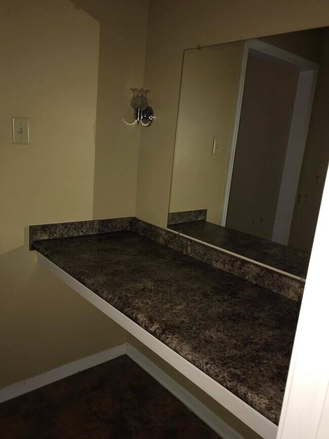 Building Photo - 669 Adams Avenue, Unit 8
