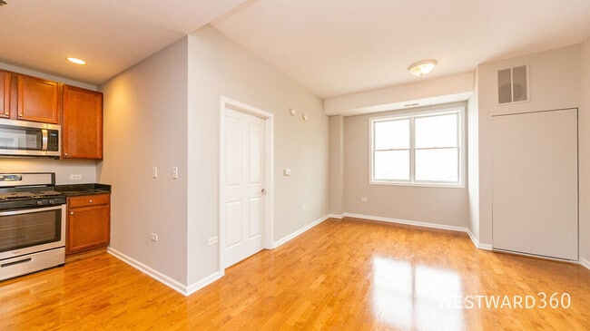 Building Photo - 828 W Grace-1106