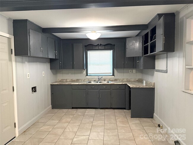Building Photo - 3900 Crestridge Dr