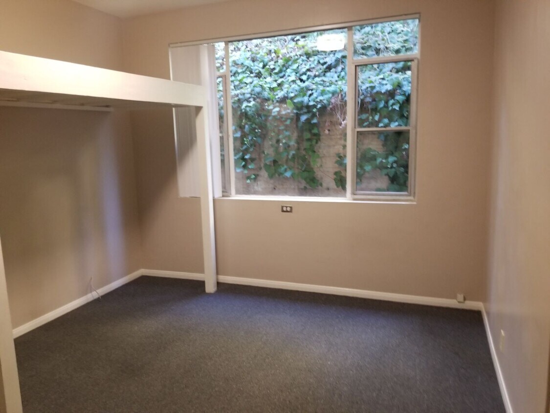 Single Room Example - 515 Gayley Ave