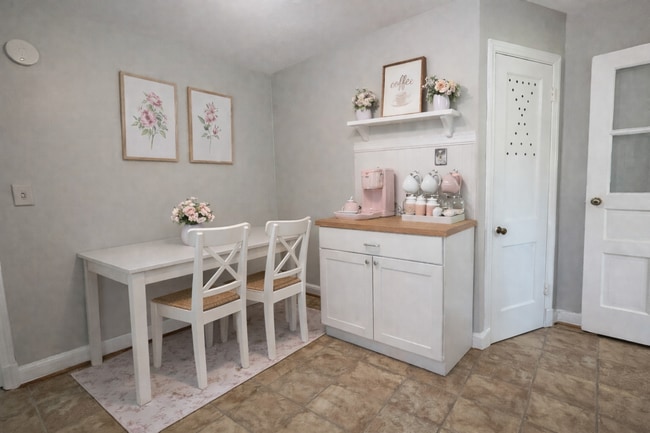 Building Photo - 5817 KINGSWOOD