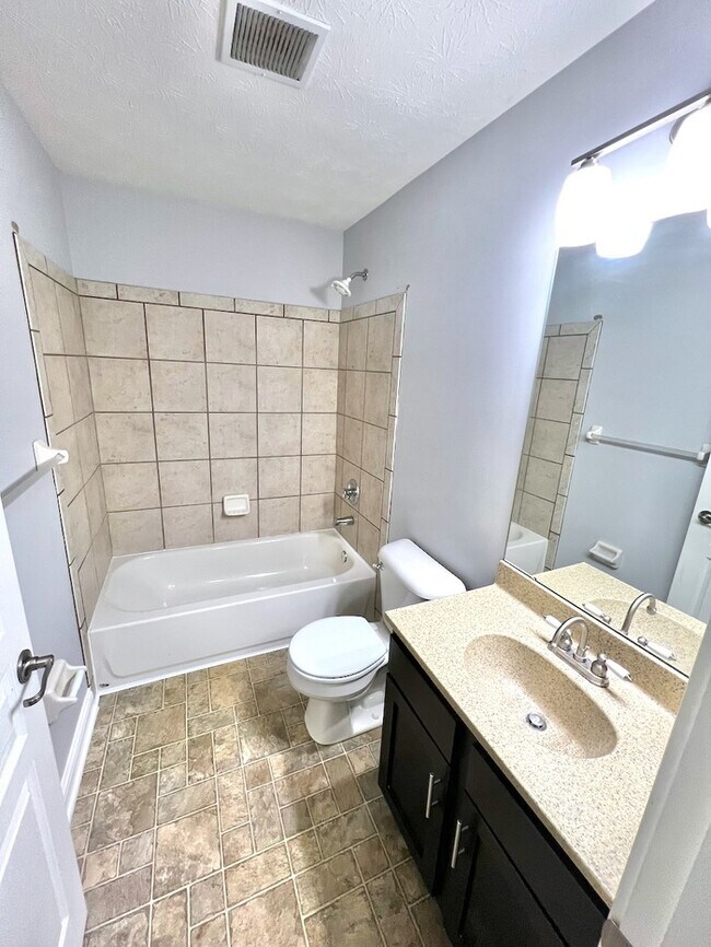 Building Photo - Lovely Maineville Condo with Community Ame...
