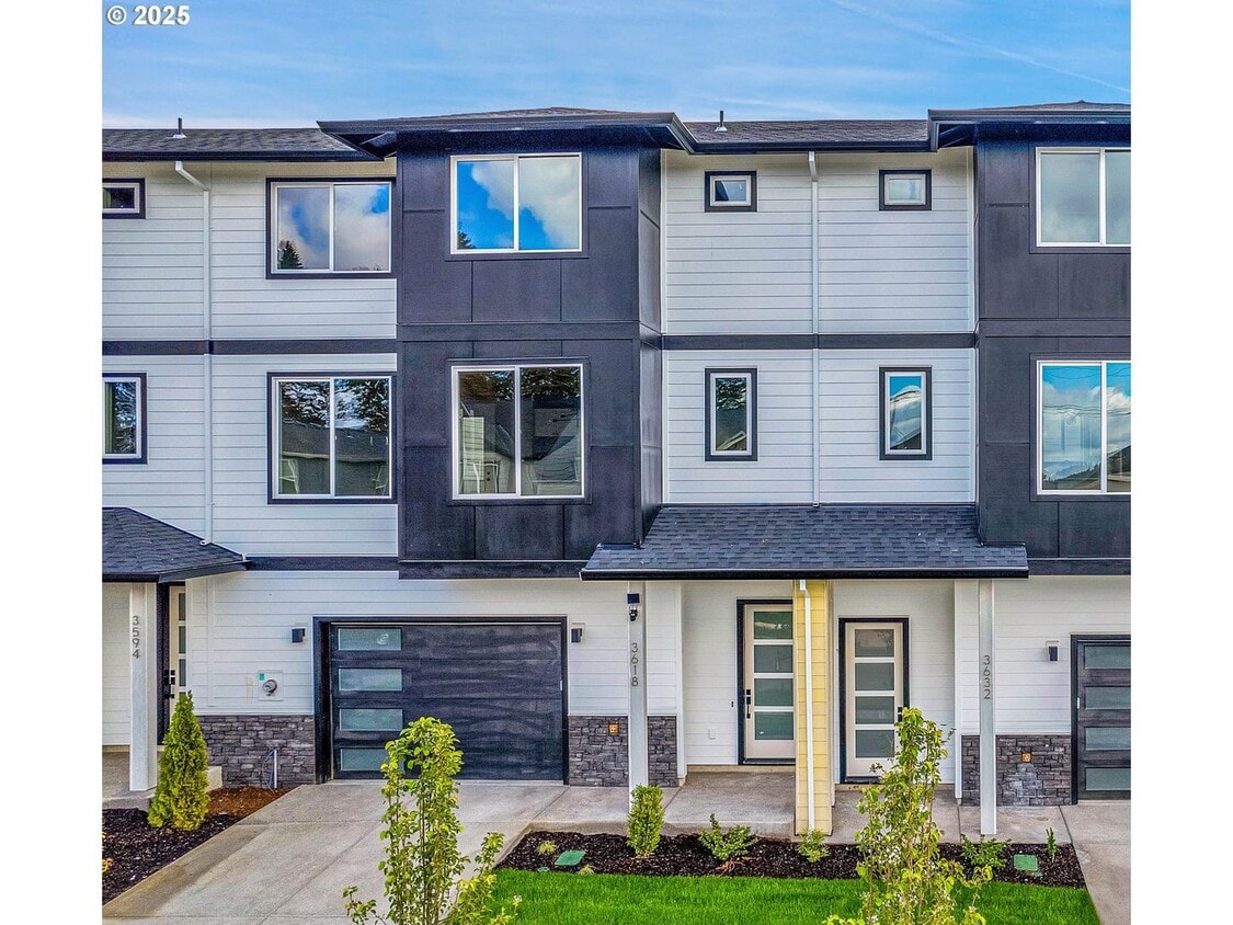 Foto principal - Newly Built Modern Open-Concept Condo with Island Kitchen, Granite Counters and a Deck