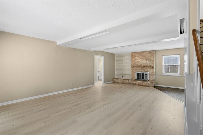 Building Photo - 3315 Crestdale Dr