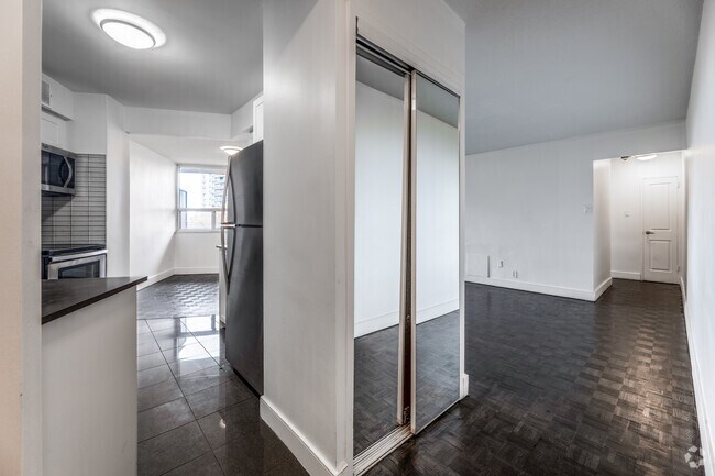 2 chambres, 1 salle de bain - 91 m² - Couloir - 6151 Bathurst St