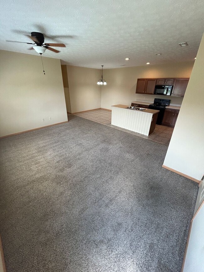 Foto del edificio - Modern & Spacious 3-Bedroom Ranch Condo!