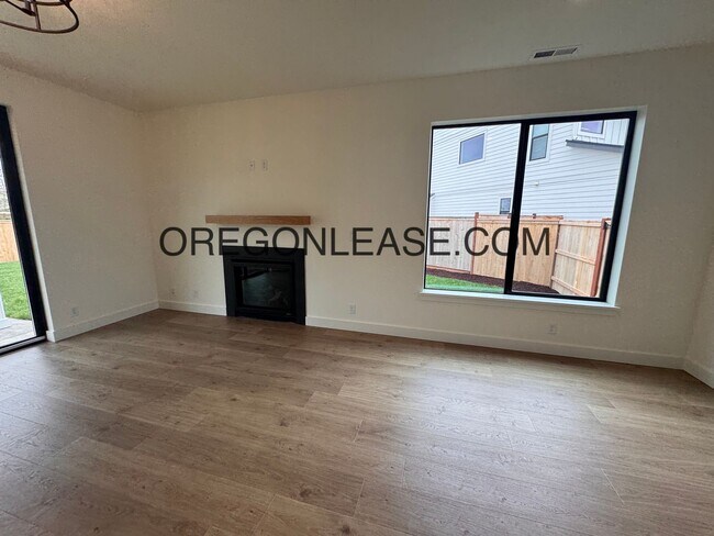 Foto del edificio - Brand new 3 bedroom 2.5 bath Coburg townhome