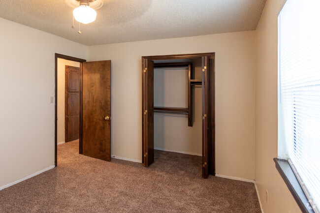 2BR, 1BA - 842SF - Oak Hill Apartments