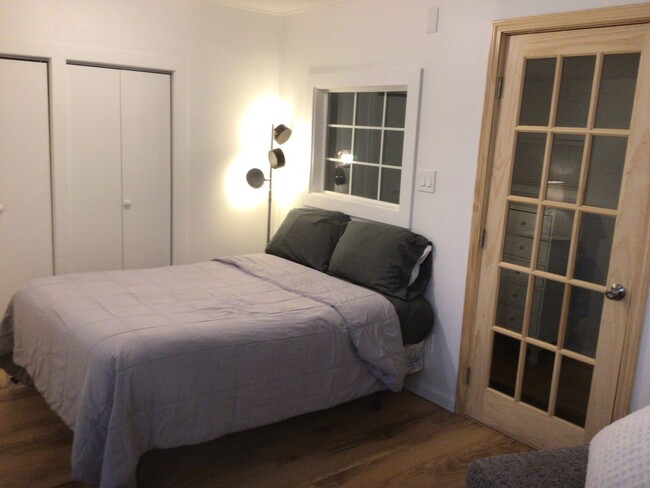 Foto del edificio - Cozy studio cottage avail. now! All utilit...