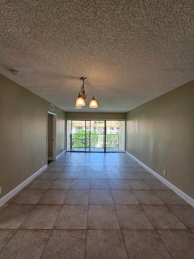Building Photo - 1447 Lake Crystal Dr