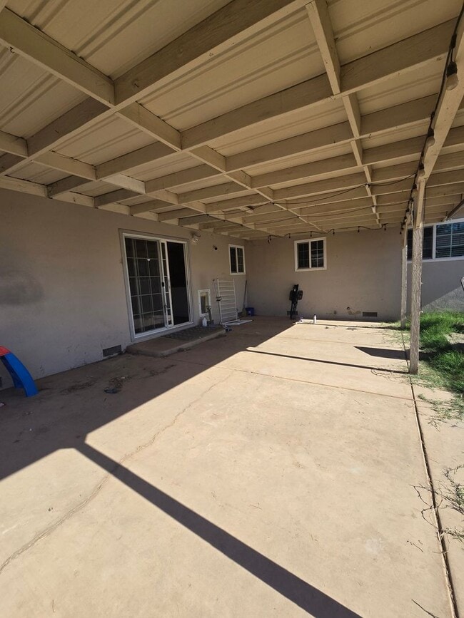 Building Photo - 3 BR 2 BA Available Now
