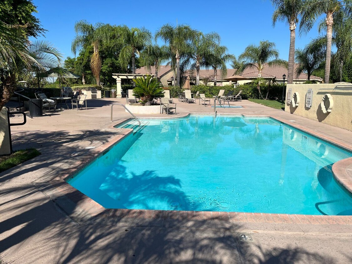Foto principal - Charming 3 Bedroom 2 Bathroom Condo in the...