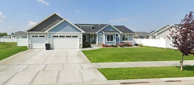 Foto del edificio - Gorgeous 6 Bedroom, 3 Bathroom Home in Mountain Bend in Ammon - By Real Property Management