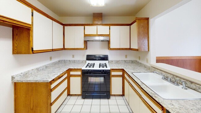 Building Photo - Desirable 3 Bedroom, 2 Bathroom home with ...