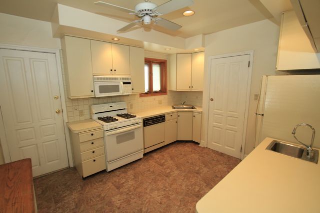 Kitchen - 2428 Poplar St