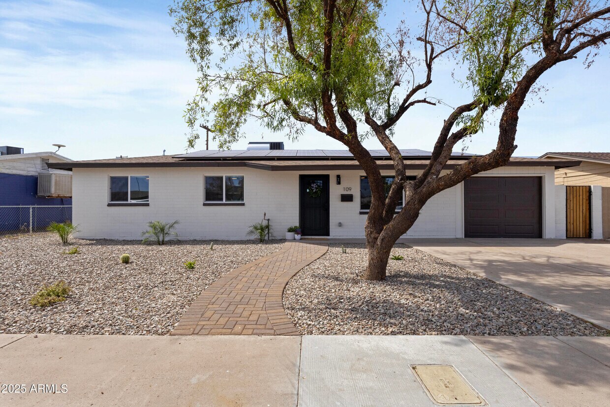 Primary Photo - 109 W Kinderman Dr