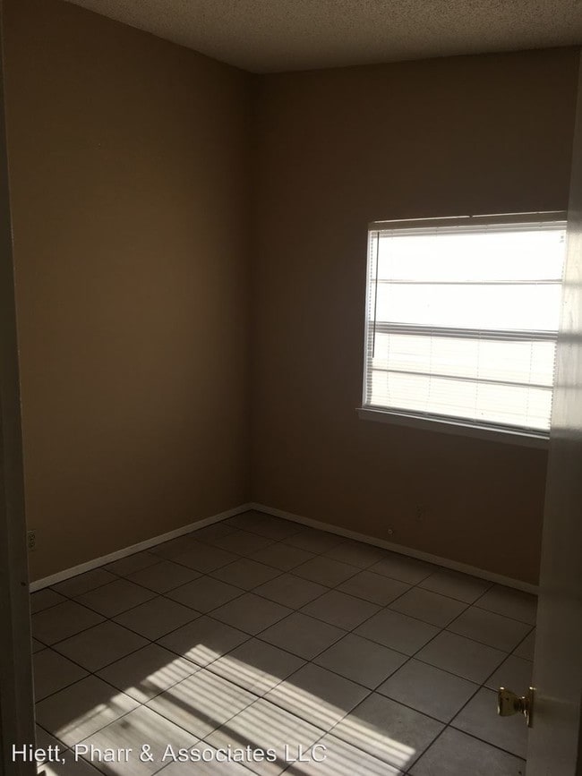 Building Photo - 600 White Cliffs Dr