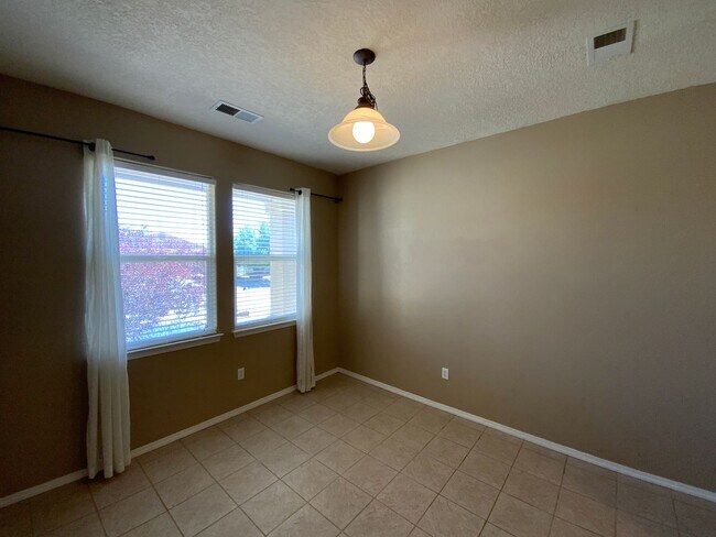 Foto del edificio - 3 Bedroom Single Story Home Available Near...
