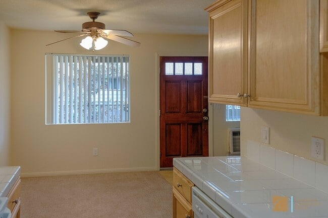 Foto del edificio - Charming Upgraded Condo in Escondido, pets...