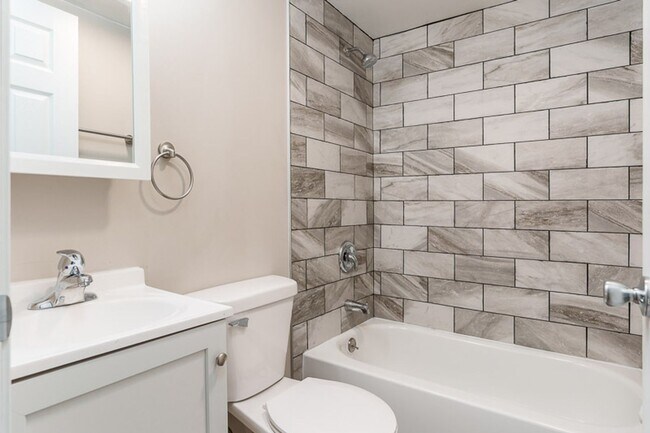Building Photo - One Bedroom One Bathroom Home in South Bel...