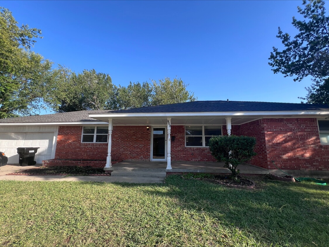 Photo - 735 NW 5th St (Moore, OK)