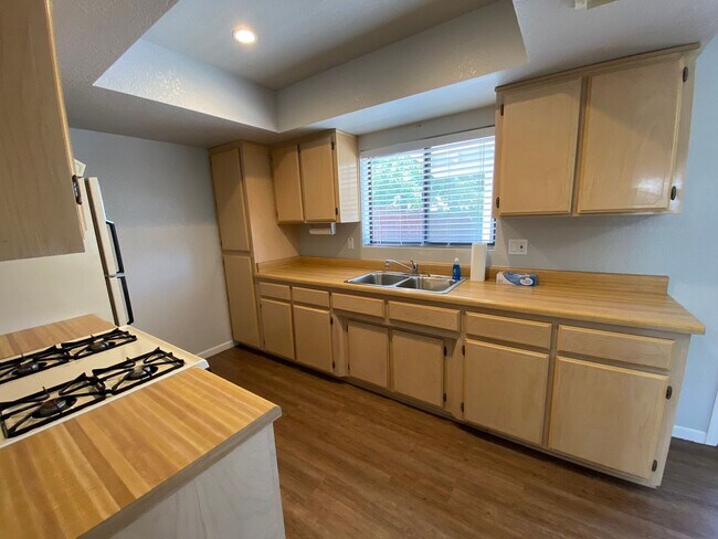 Foto del edificio - 2 Bedroom 2 Bathroom Town Home