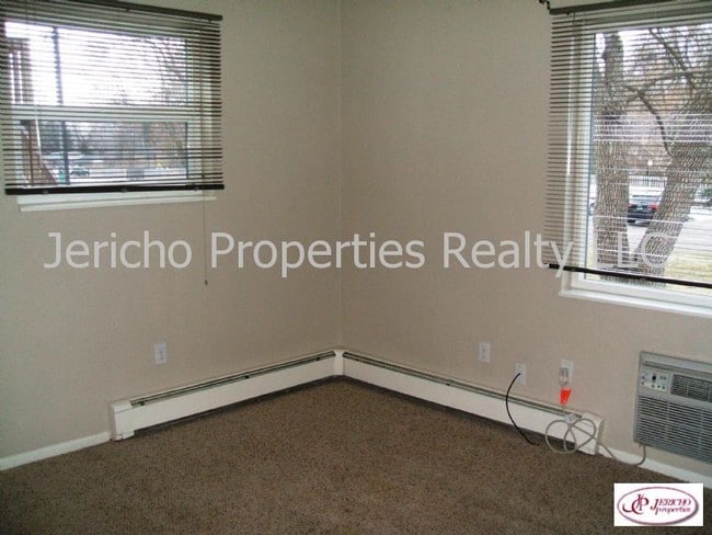 Building Photo - 1305 Estes St