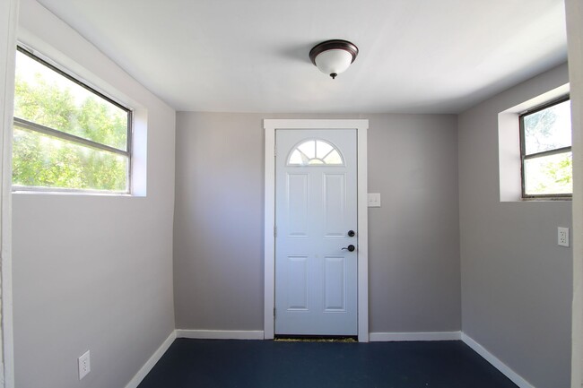 Building Photo - Recently Renovated 2BR/1BA Duplex in the H...