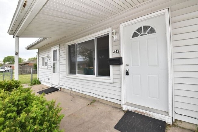 Building Photo - Mishawaka 3 bedroom ranch with large family room and fenced yard