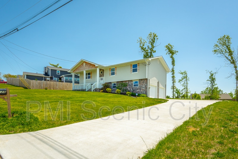 Foto principal - 8128 Fallen Maple Dr