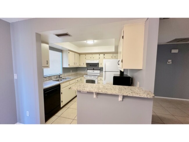 Foto del edificio - Available Now! 3 Bedroom/2 Bath SW Cape Coral