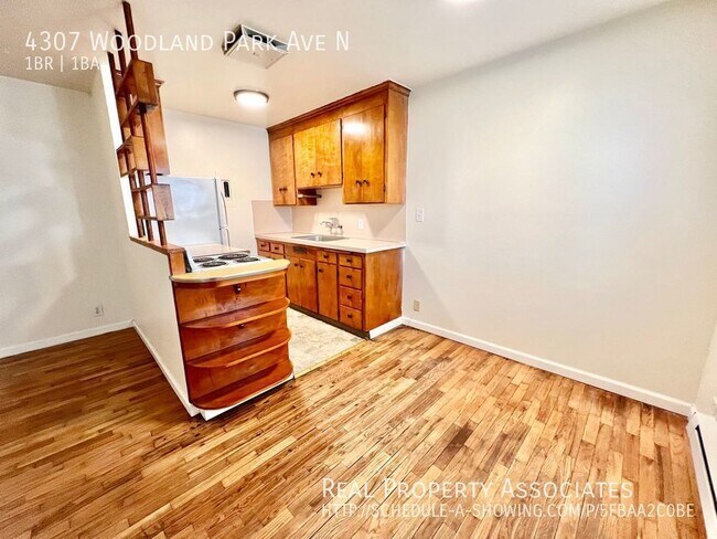 Building Photo - Fantastic 1 Bedroom 1 Bath with Hardwood F...