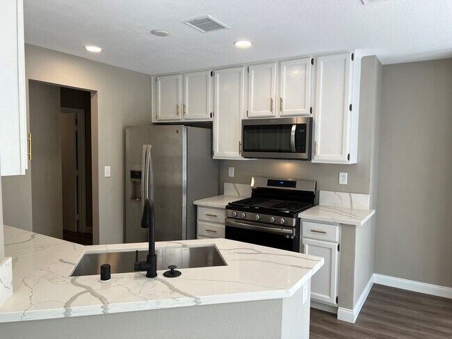 Building Photo - COMING SOON!!  IN THE LAKES!!! SINGLE STOR...
