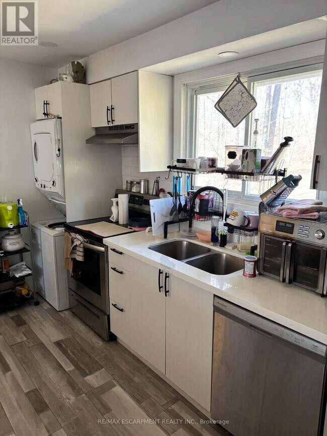 Photo du bâtiment - 118 Sutherland St E