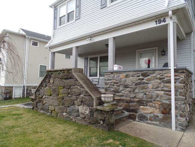 Building Photo - 194 Hamilton Ave