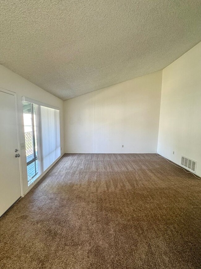 Foto del edificio - Spacious Upstairs 2-Bedroom, 1.5 Bath Cond...